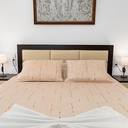 Villas Alexandros Kalamaki  Rom bilde