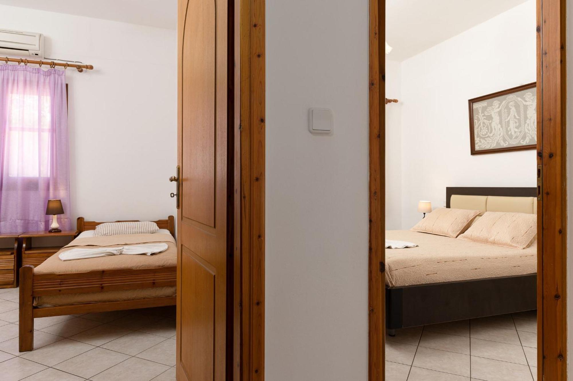 Villas Alexandros Kalamaki  Rom bilde